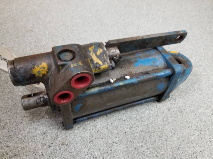 Farmland - C5NN3N500D - Ford 4000 STEERING CYLINDER, Used