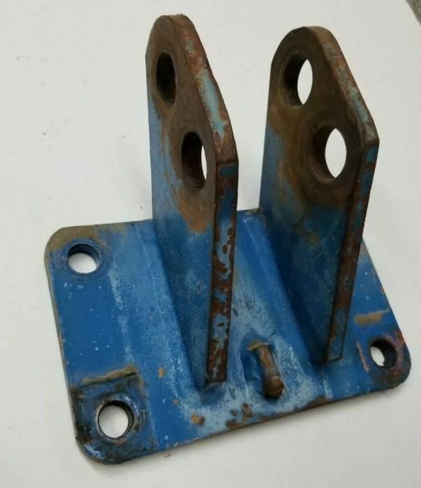 Farmland Tractor - SBA370300200 - Ford CENTER LINK BRACKET, Used