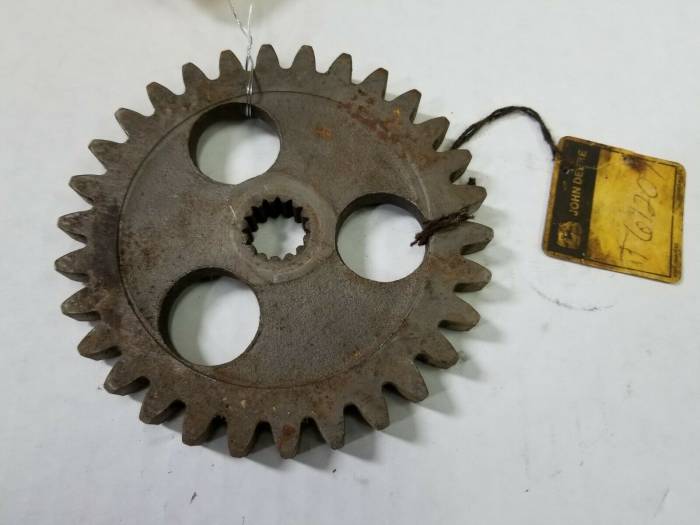 Farmland Tractor - T61207 - John Deere PUMP DRIVE GEAR 30 TEETH, Used