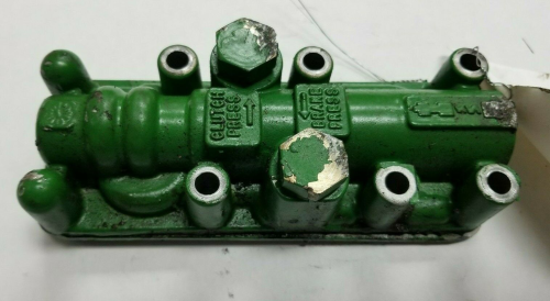 R152204 - John Deere VALVE HOUSING, Used