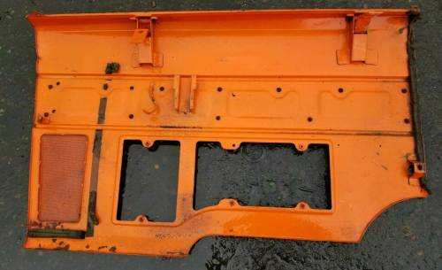 Farmland Tractor - 32530-18630 - Kubota RH PANEL PLATE, Used - Image 2