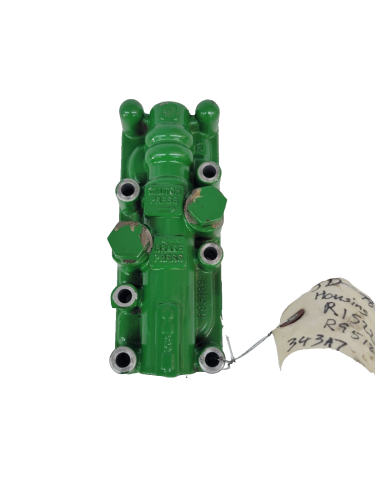 R152204 - John Deere VALVE HOUSING, Used